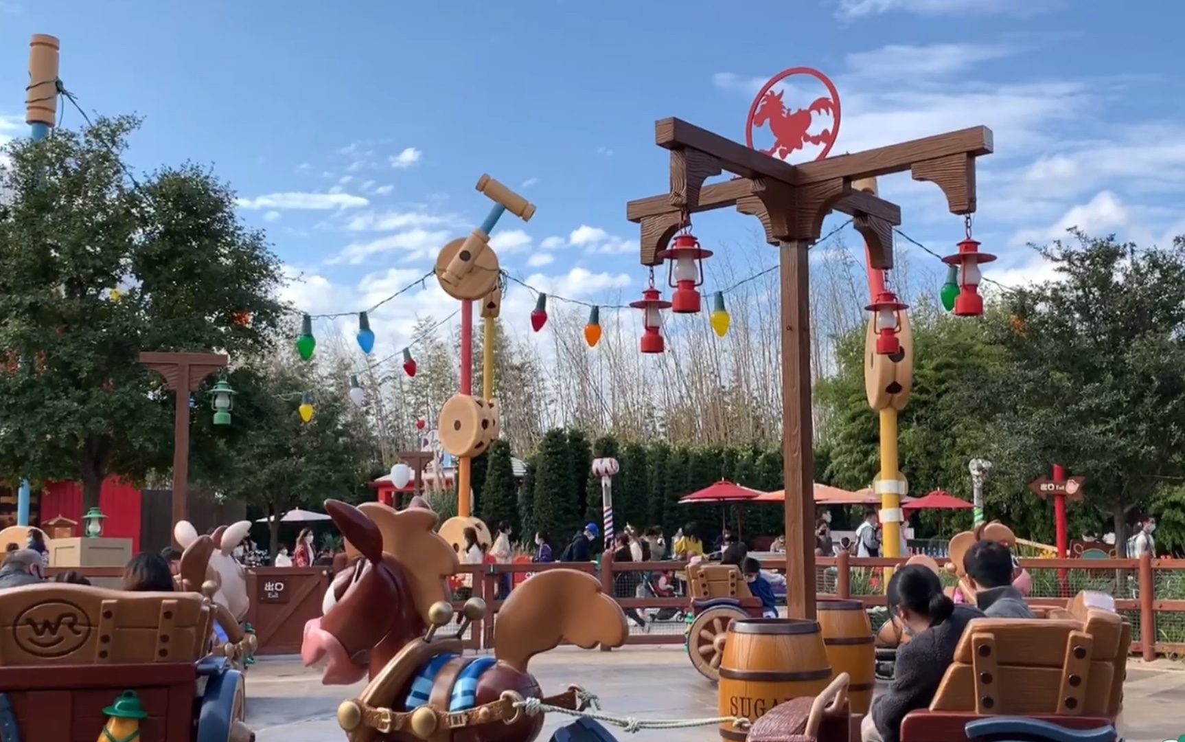 云游迪士尼^跟我一起玩胡迪牛仔嘉年华呀