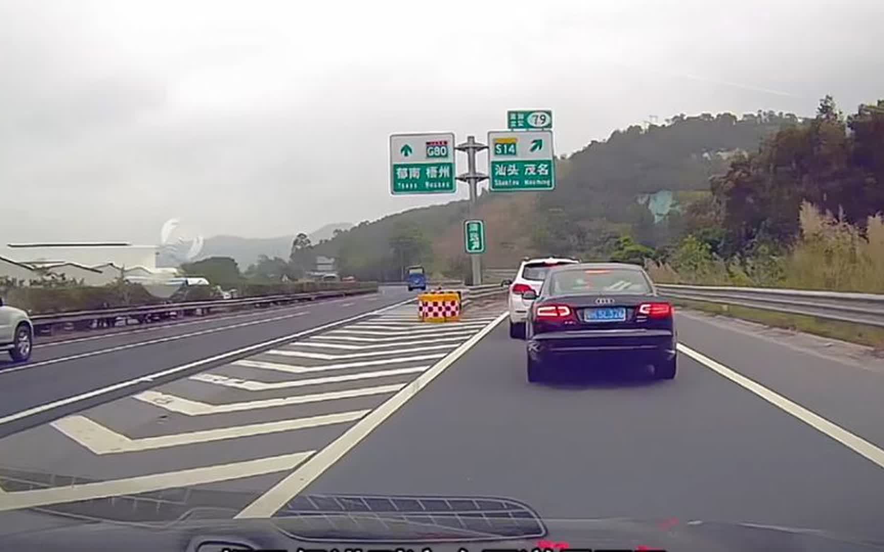 这哥们儿走错了高速岔路口,都进匝道了还想着倒车,迟早要出事