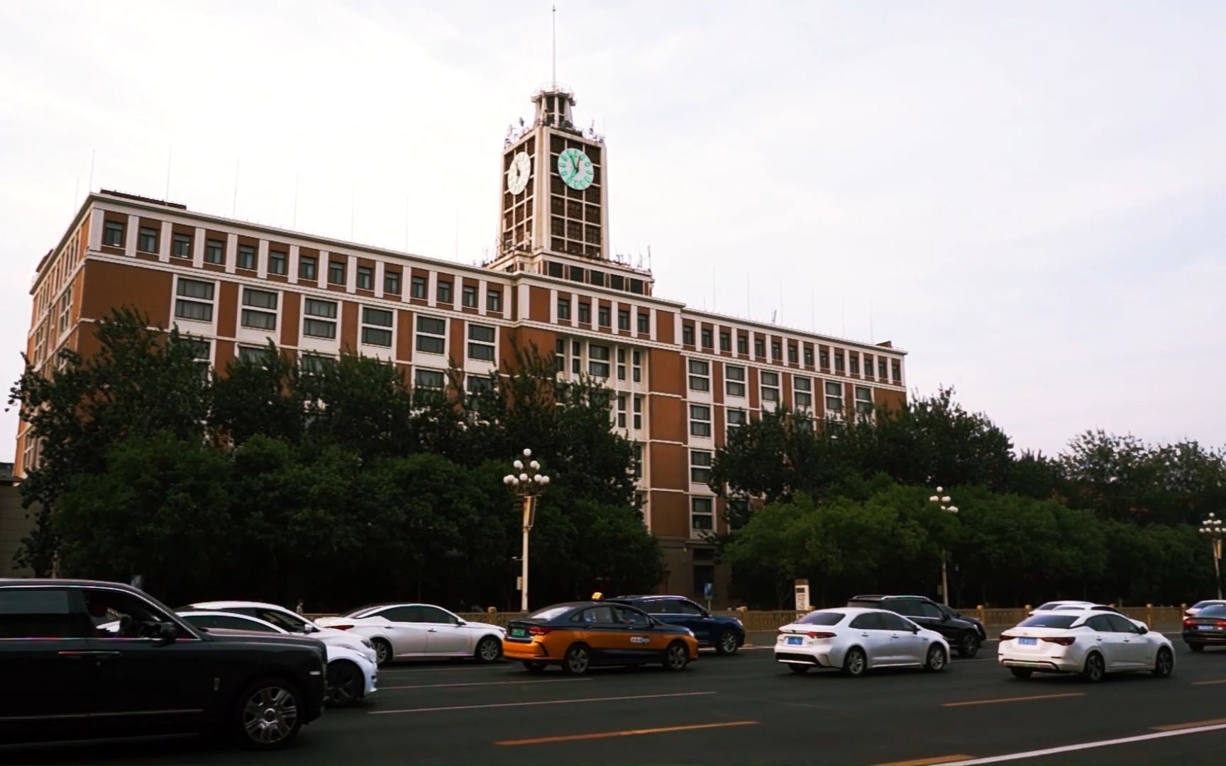 北京 工信部旁边电报大楼前的车流人流(成品)