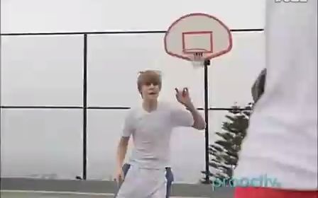 [图]Justin Bieber Play Basketball贾斯汀比伯打篮球