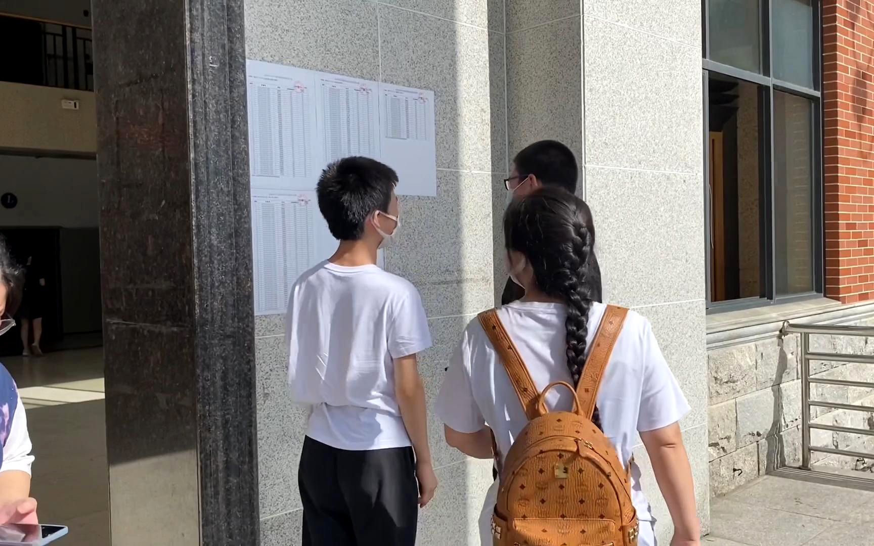 [图]长沙这个学校，有人考了699分没上四大名校，家长哭晕在厕所