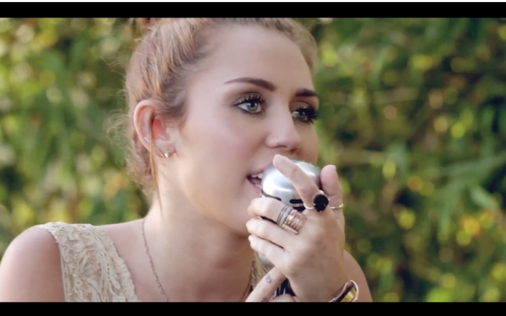 [图]【Miley Cyrus】Jolene - The Backyard Sessions