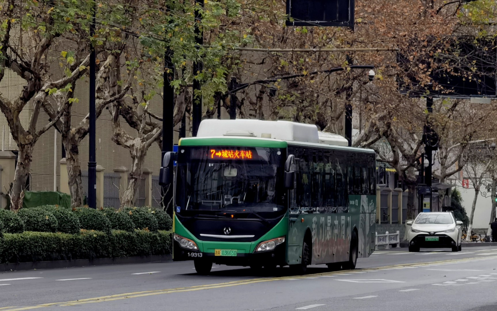 杭州公交7路 万向精进猫 wxb6121gev7 1-9313 城站火车站下客点 进站