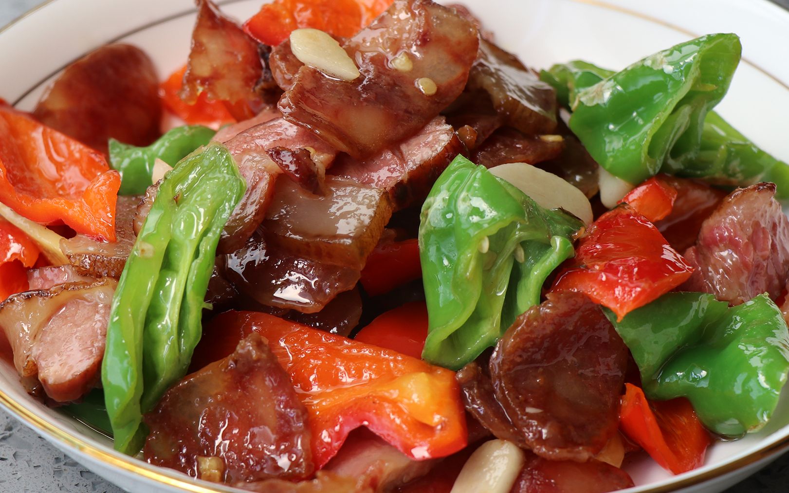 老广过年吃剩的腊肉,用来炒菜椒,大夏天吃这个特开胃_哔哩哔哩 (゜-゜