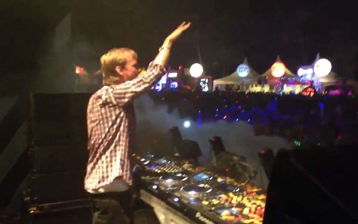 [图]ZoukOut 2011 - Avicii - Raise Your Head