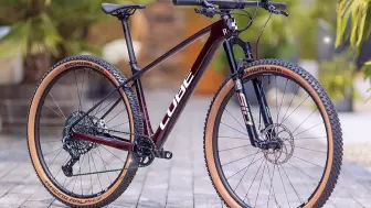 Скачать видео: 22款德国CUBE ELITE C68 Race顶级碳纤山地车SID SL前叉Sram XX1 套件MT8油刹 碳座管把横NW轮零售31800