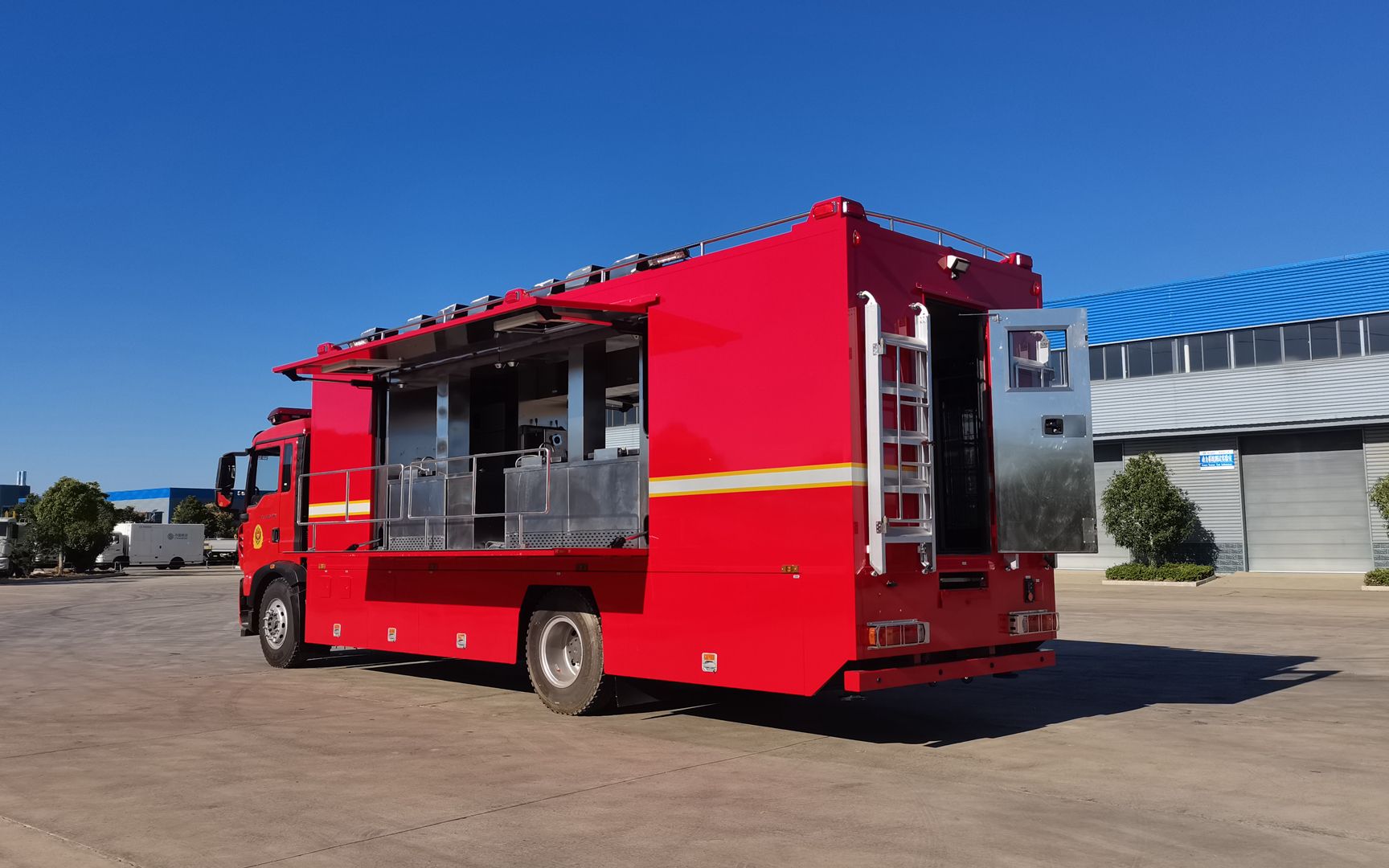 重汽汕德卡森林消防炊事车