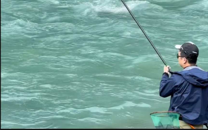 沉浸式溪流钓赤尾,在激流大浪里钓鱼,拉力值爆表,河对面玩路亚的栽贼们看呆了𐟘„#溪流钓 #飞钓 #路亚 #钓鱼的乐趣只有钓鱼人懂 #沉浸式钓鱼哔哩...