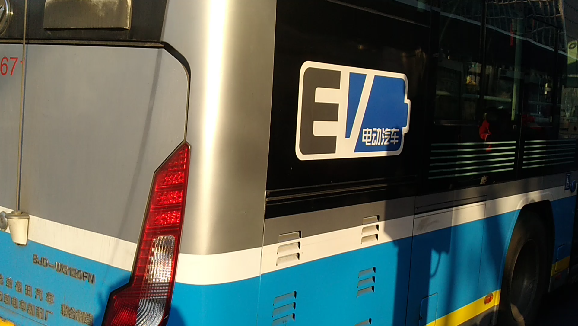 电车日常北京公交102路fn型无轨电车升杆出站视频