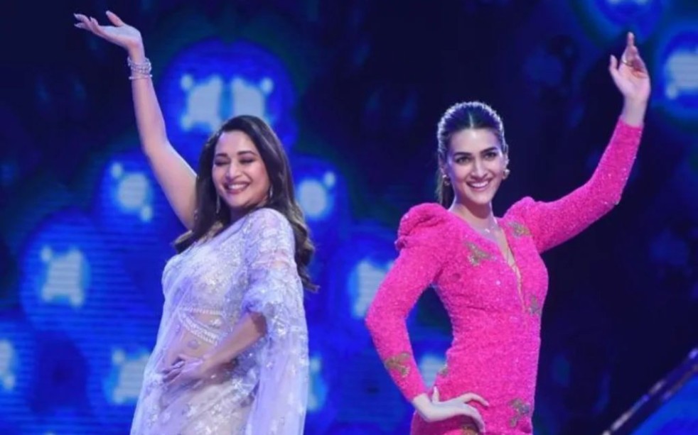 [图]madhuri &Kriti 合跳"Badi Mushkil"