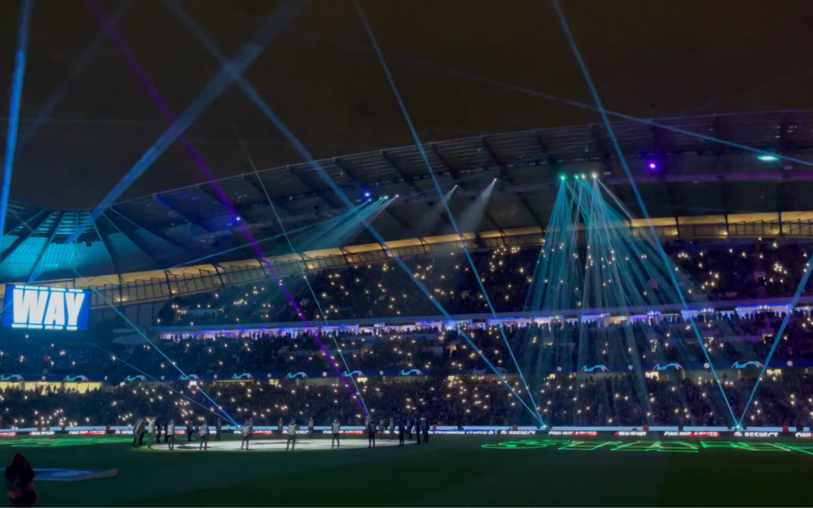 欧冠淘汰赛前伊蒂哈德球场的震撼灯光秀