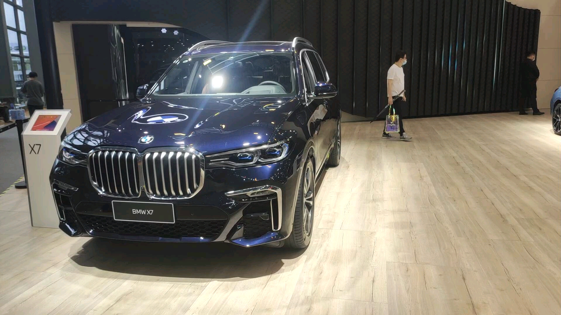 2022款 宝马x7 量子蓝