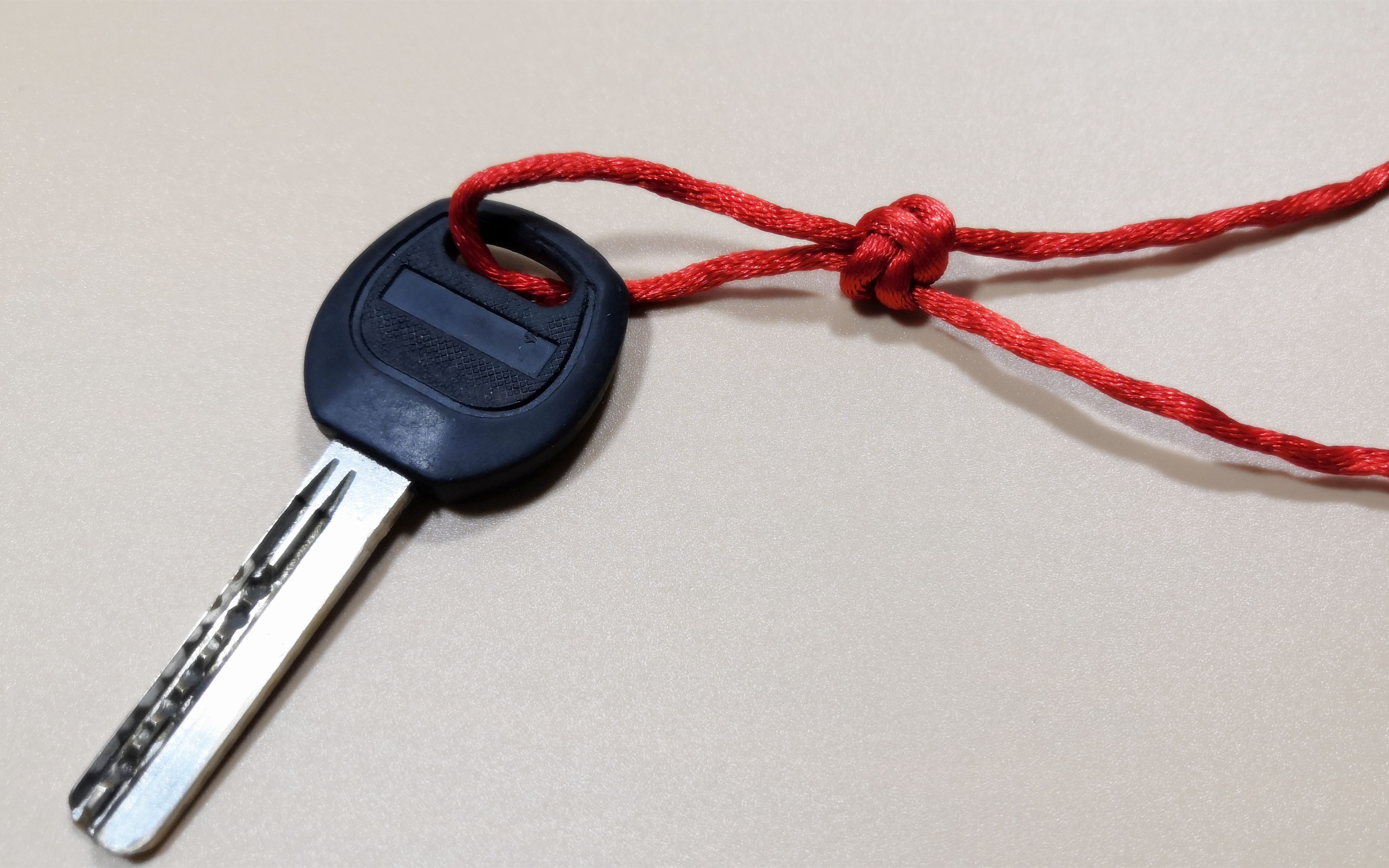 不妨打一个漂亮的钥匙扣结,也可做平安扣,实用