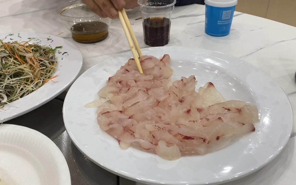 外省朋友觉得生吃淡水鱼是件稀罕事,其实我们吃鱼生就家常便饭