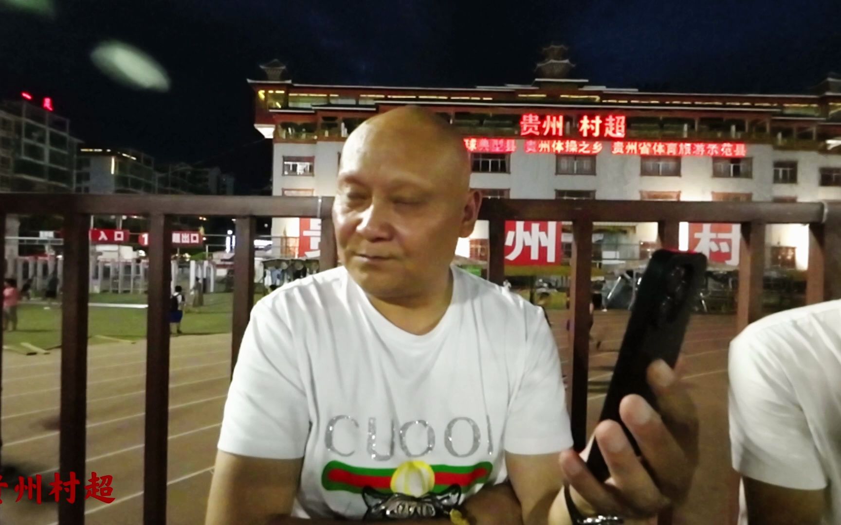 大演员江怀老师来到村超现场做志愿者接送游客#贵州村超