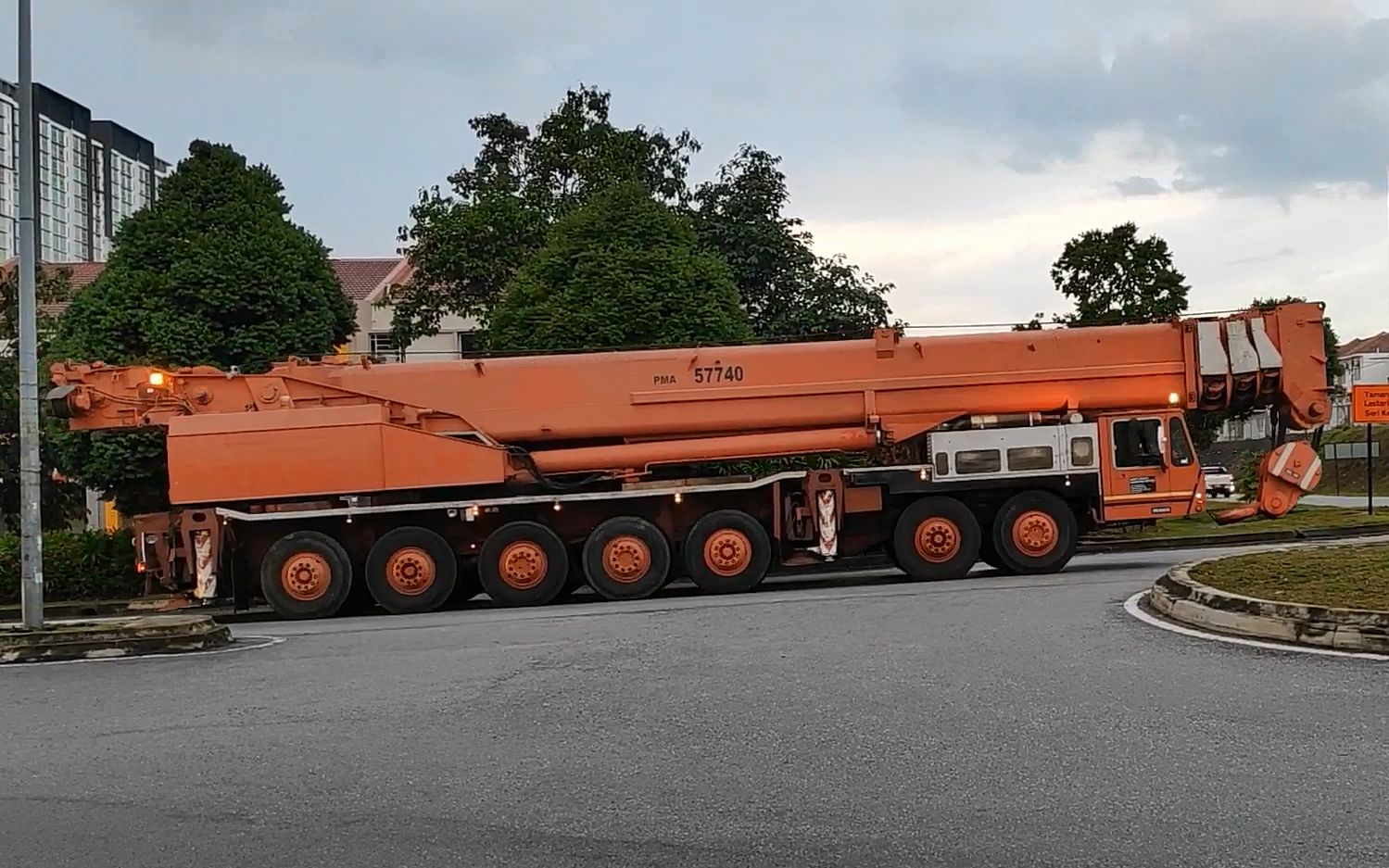 demag hc920全地面起重机转场掉头