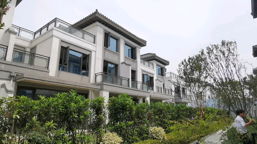 海宁皮革城旁,朗诗绿洲新中式排屋别墅