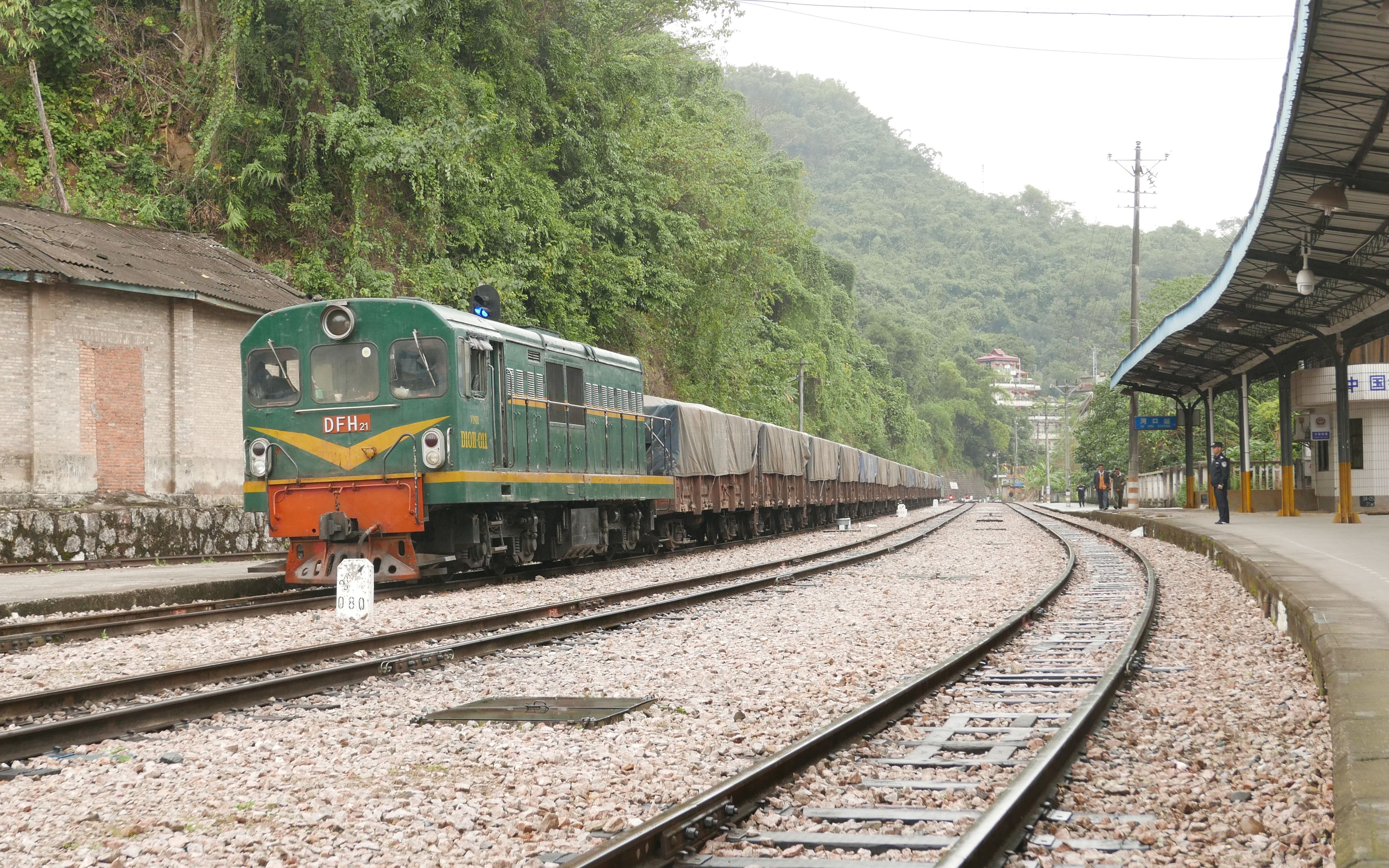 铁路迷越南火车在中越边境河口站米轨
