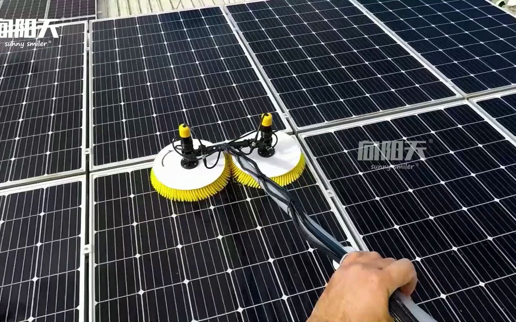 向阳天-屋顶分布式光伏板电动滚刷光伏板清洗机光伏电站太阳能板组件