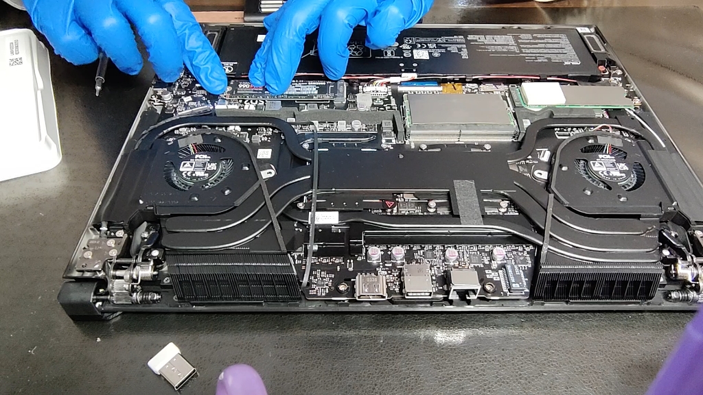 rog冰刃7加装4t 990pro固态硬盘和更换内存条拆机视频