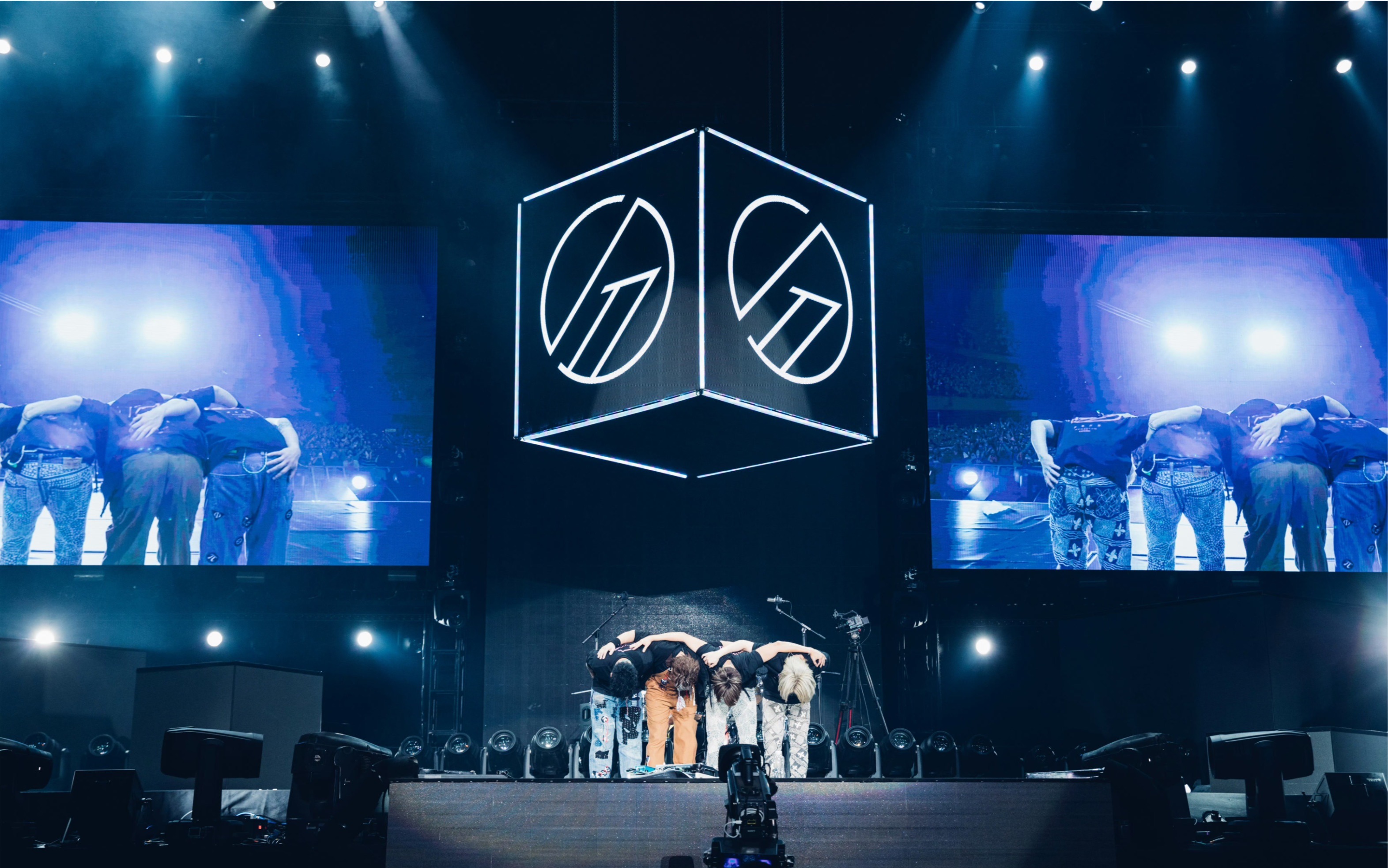 supper moment《小伙子》成为了不懂哭也不想笑的一个汉子