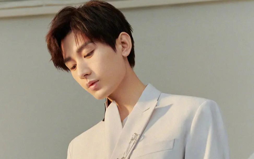 浅色现代装的成毅也有那种淡淡的感觉,佛系,温和,很有原则的疏离感