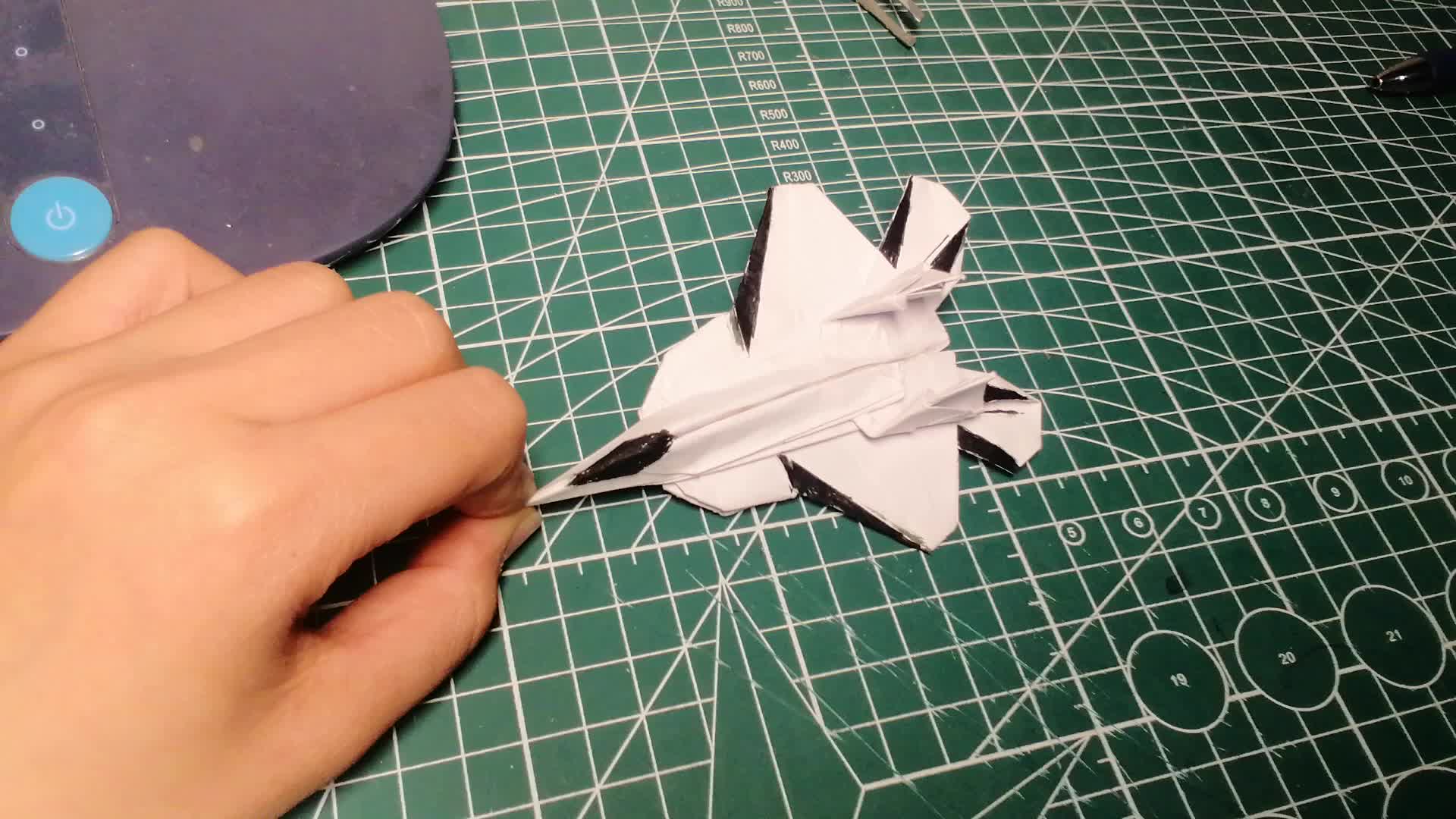 f22纸飞机折法可飞图片