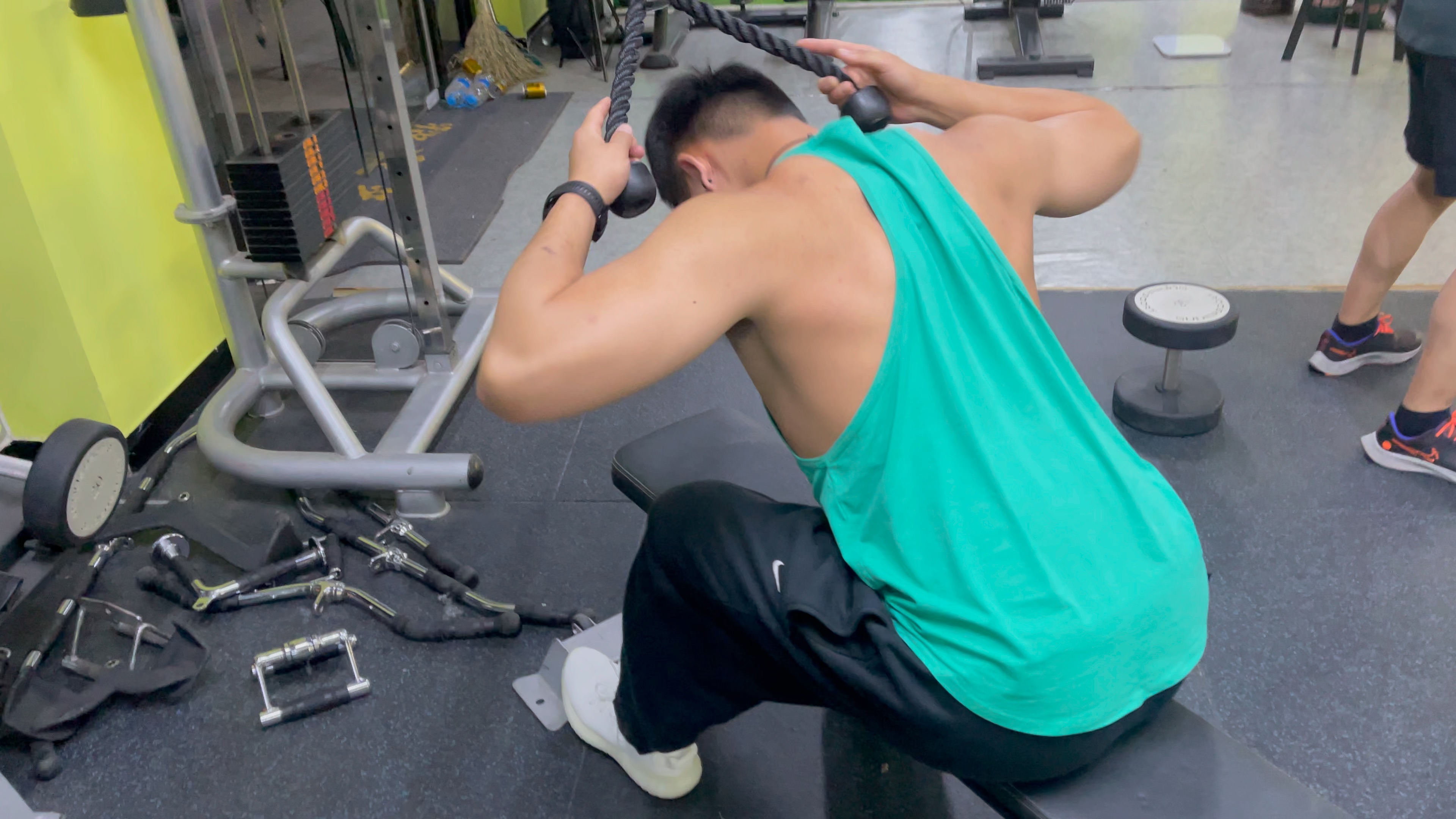 绳索颈后下拉(练背)