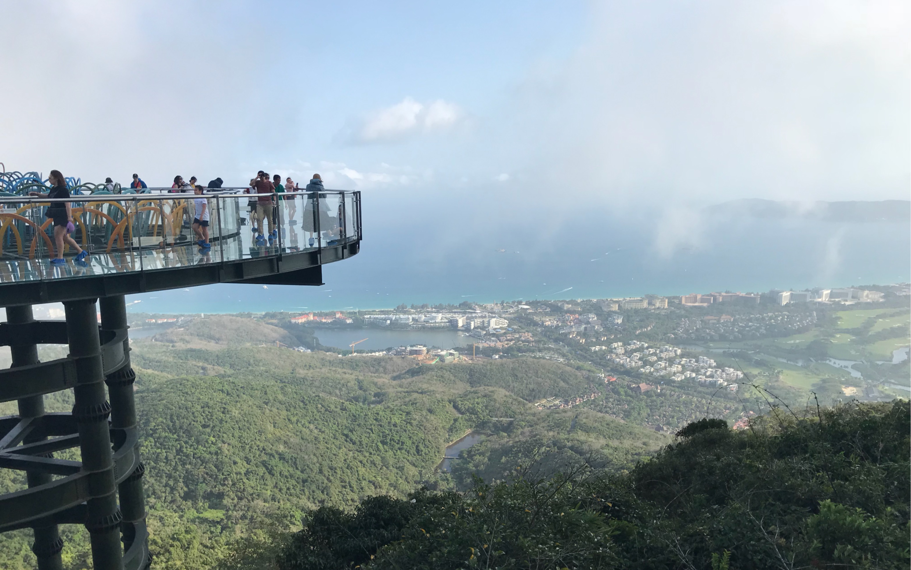 亚龙湾玻璃栈道大雾
