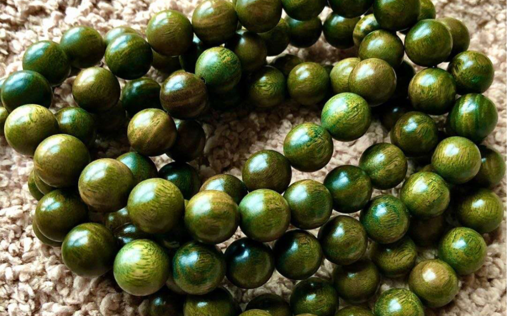 绿檀的功效与作用(绿檀功效大揭秘:祛痘美白,消炎抗菌,润肤保湿)