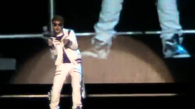 [图]Justin Bieber-老公演唱Bigger (智利演唱会 2011)