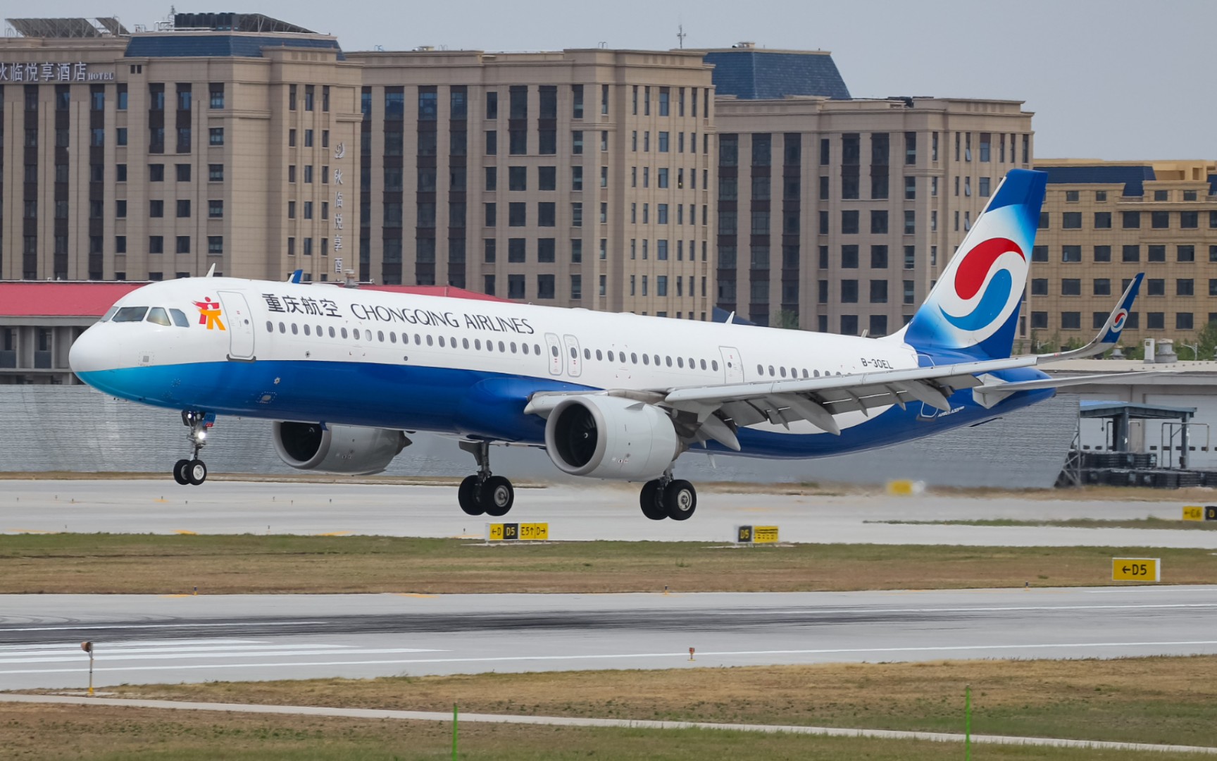 [拍机]重庆航空a321-271nx落地青岛胶东runway35_哔哩哔哩_bilibili