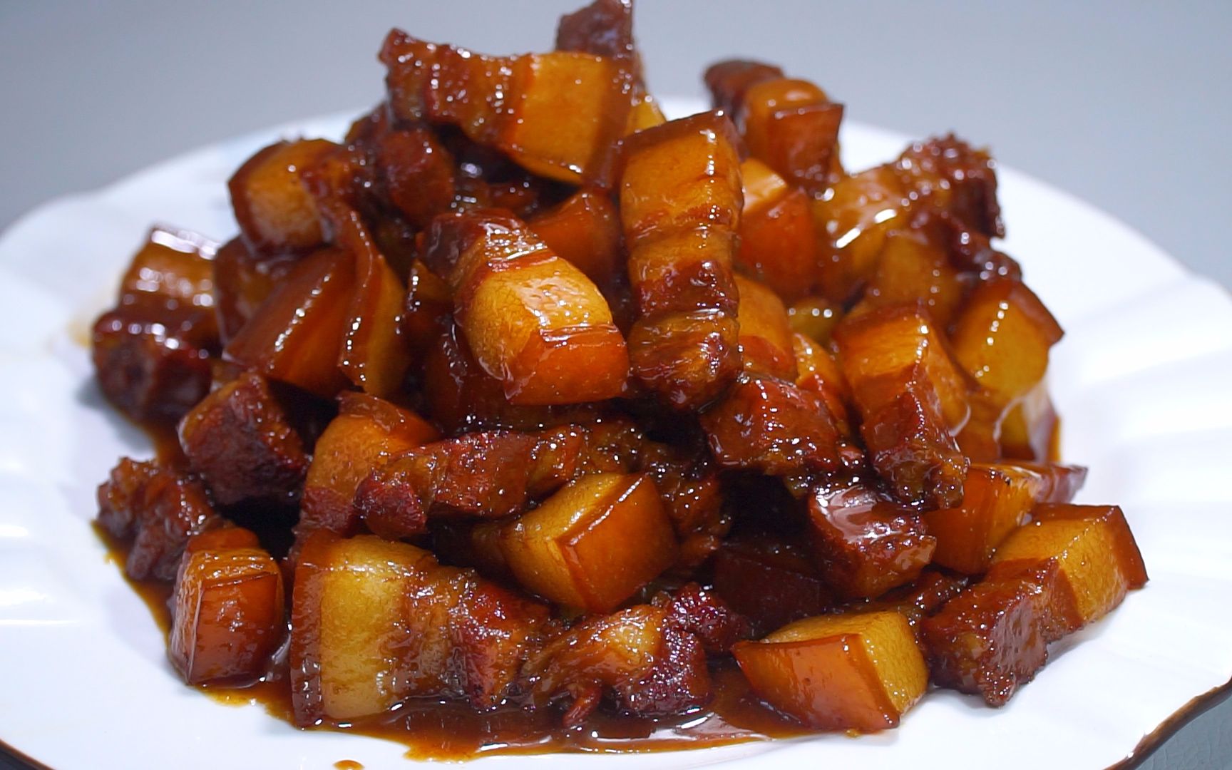 家常红烧肉这样做太好吃了,肉质软烂,肥而不腻,过年过节必备菜