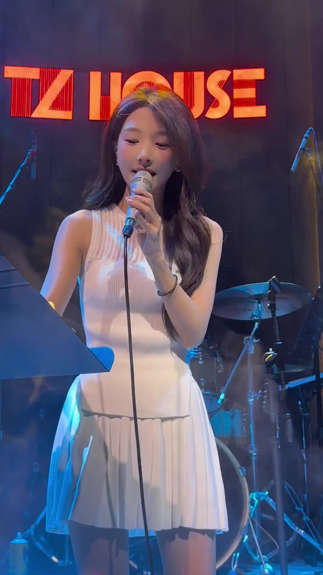 勇气loveislove王小草翻唱音乐现场好听到耳朵怀孕