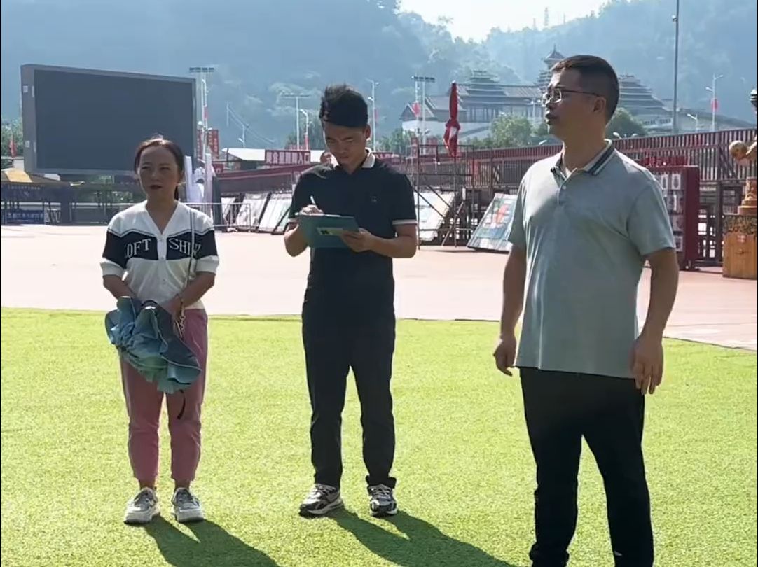 榕江县村超球场安全措施检查,为国庆节游客提供保障.