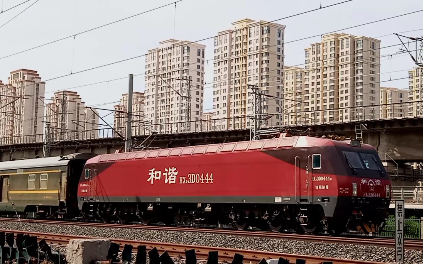 机破致晚点的z282在更换本务机后晚点运行,天津西货通场上行正线通过