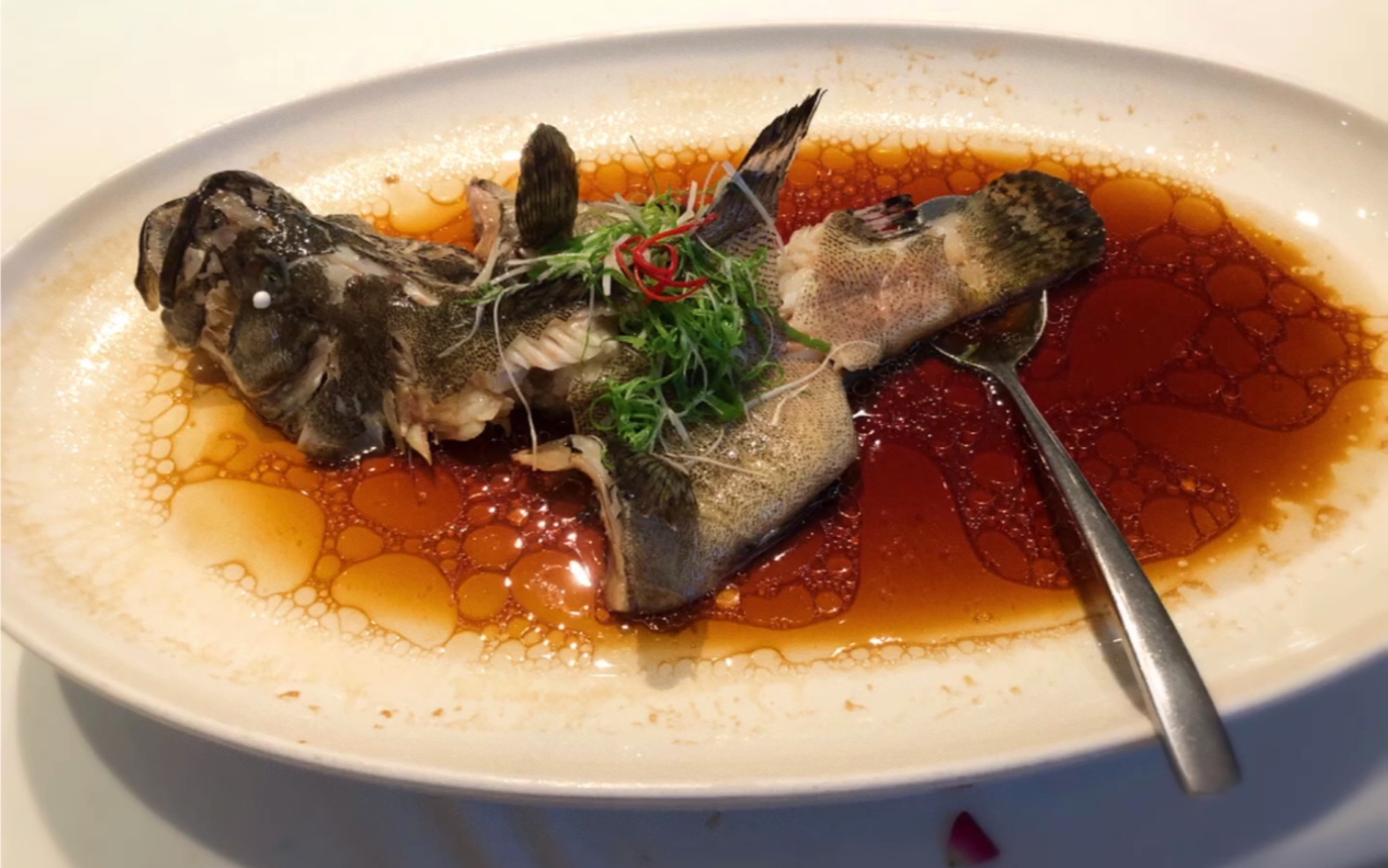 清蒸红斑鱼,避风塘炒蟹,黑椒牛仔粒,老上海红烧肉