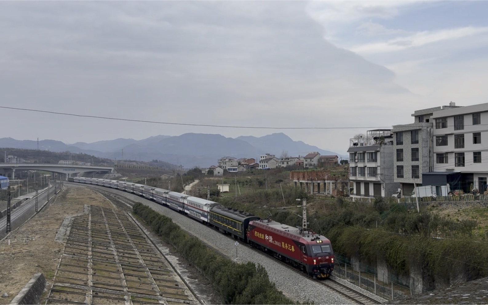 段hxd3d0463牵引重庆西-宝鸡的k1004次快速列车进入襄渝线七里沟隧道