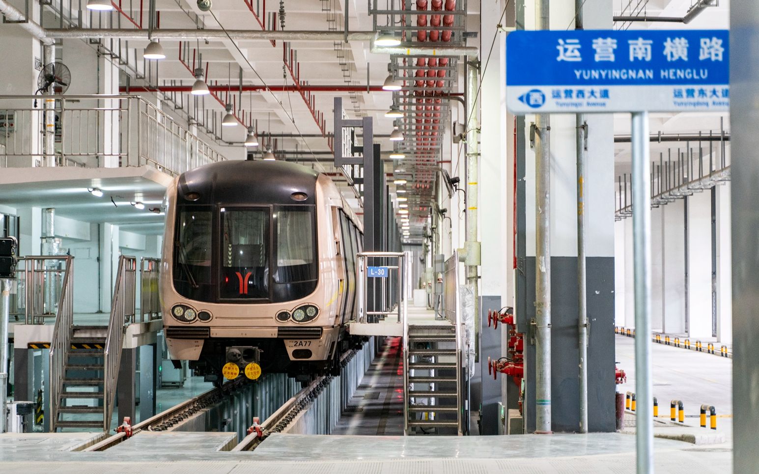 从车辆段内看广州地铁列车蚕宝宝出库一度停车,本务洗车地铁回库!