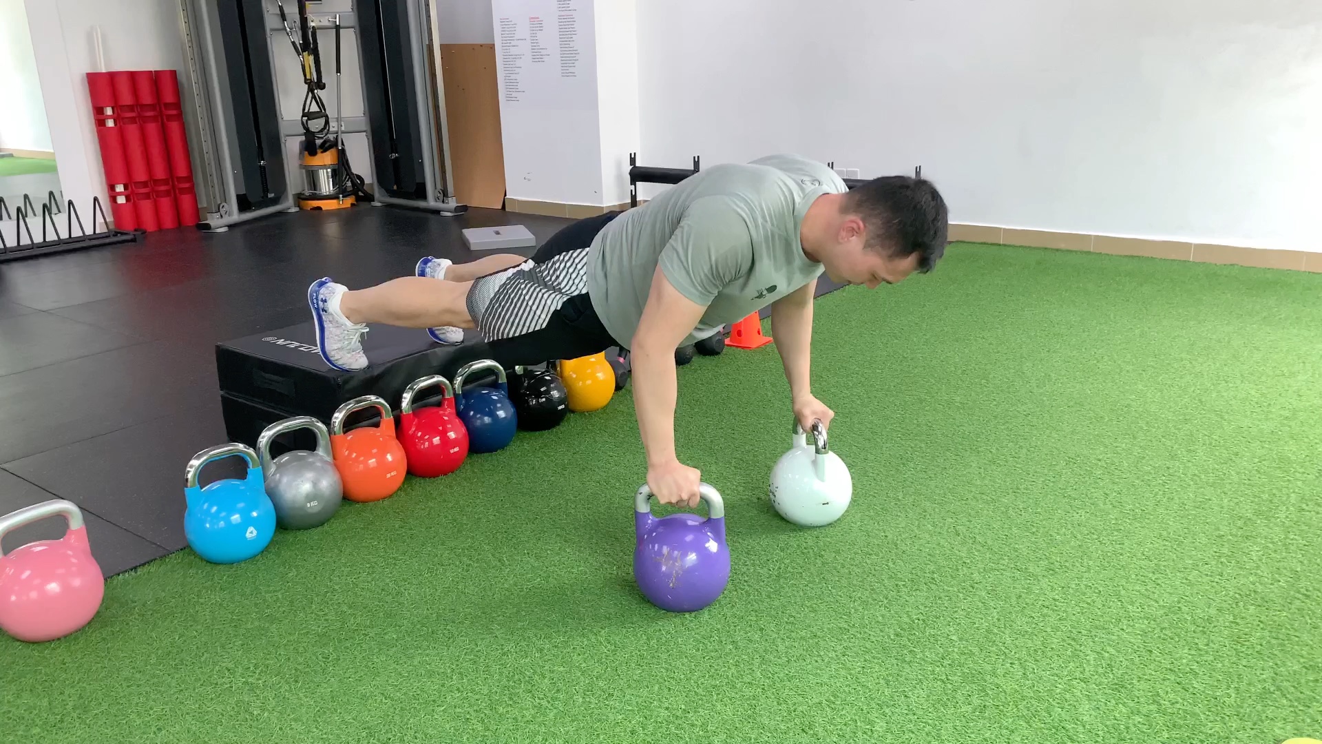 自重训练全幅度俯卧撑