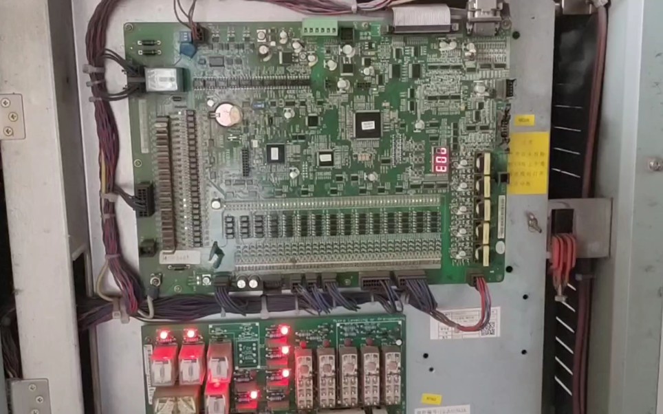 1个5台日立hgp电梯的机房拍了4台