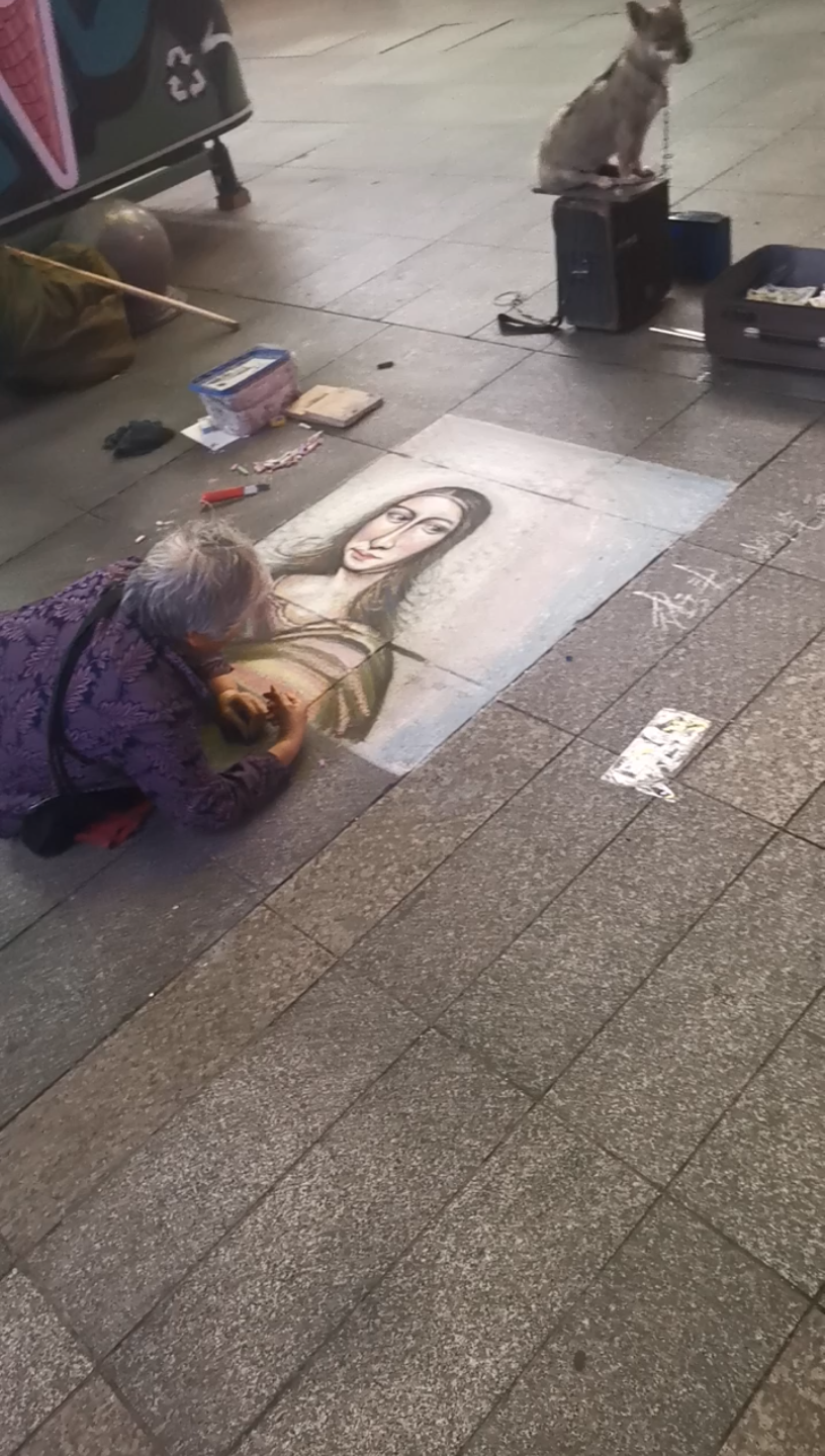 街頭藝術家!街頭一老人用粉筆畫蒙娜麗莎