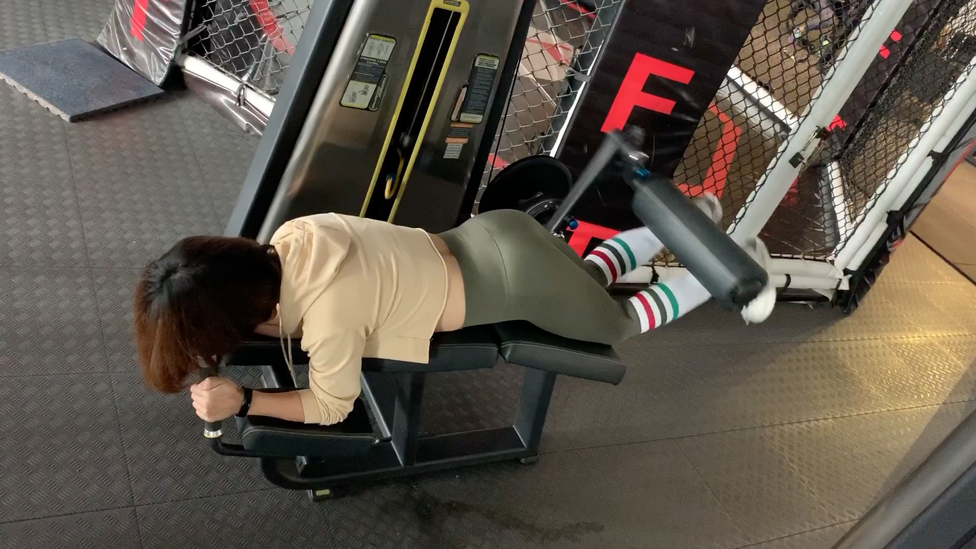 俯卧腿弯举大腿后侧股二头肌