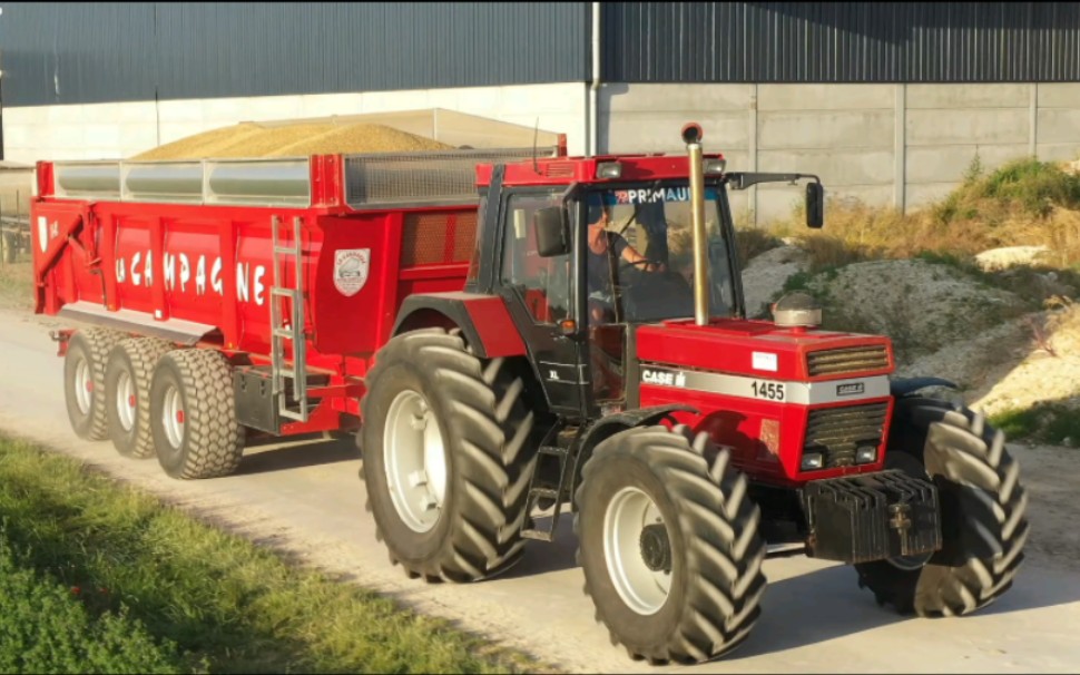 凯斯caseih1455拖拉机搭配三轴拖车运输大麦