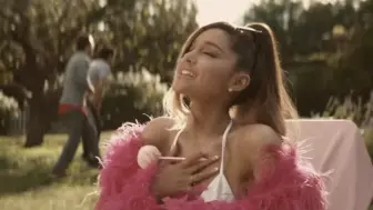 Download Video: 用YG的预告方式打开Ariana grande的mv 有内味了