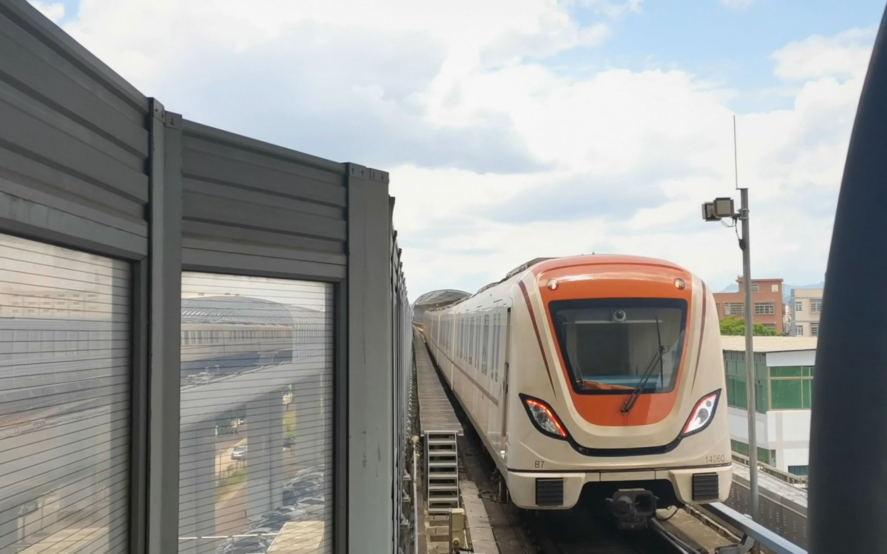 广州地铁14号线列车在新和站