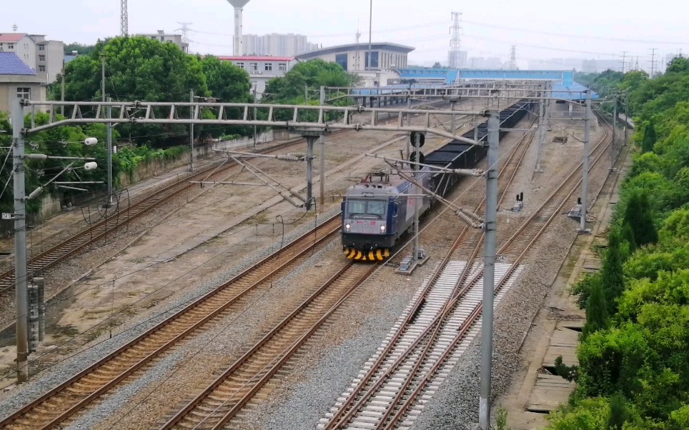 黄石站拍车hxd3ca型电力机车牵引货列通过黄石站