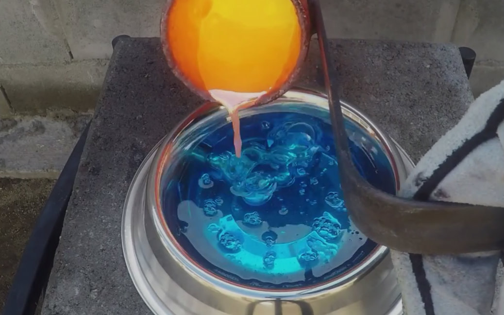 用液体铜浇肥皂水会发生什么?