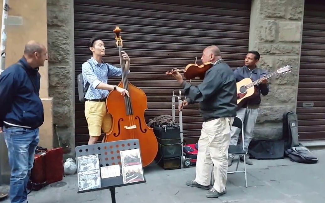 低音提琴崔俊赫在意大利旅行时与街头艺人的即时表演哔哩哔哩bilibili