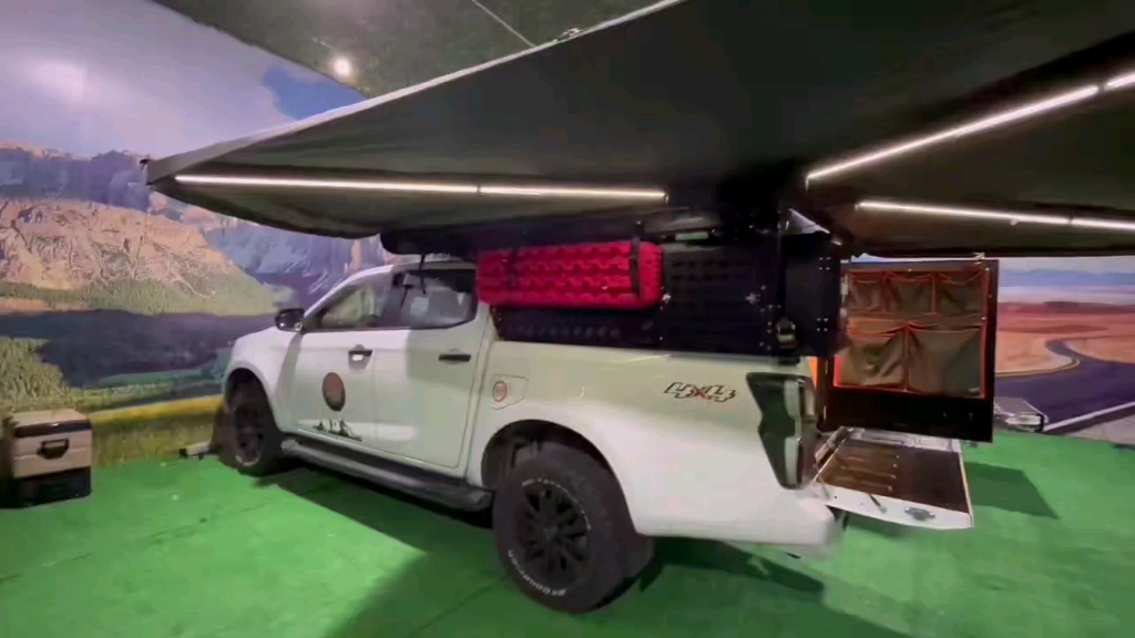 好朋友一起装皮卡背驼房箱去旅行